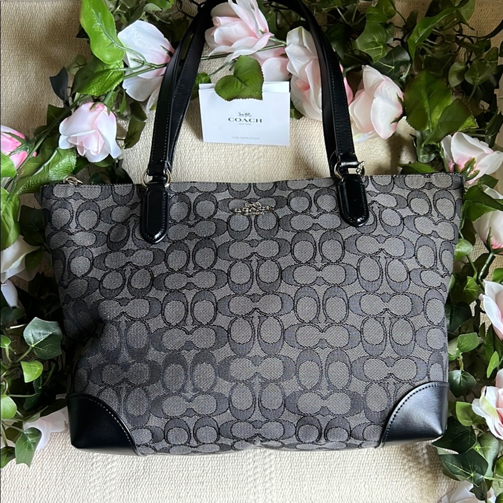 🔥Coach Black and Gray signature canvas zip tote